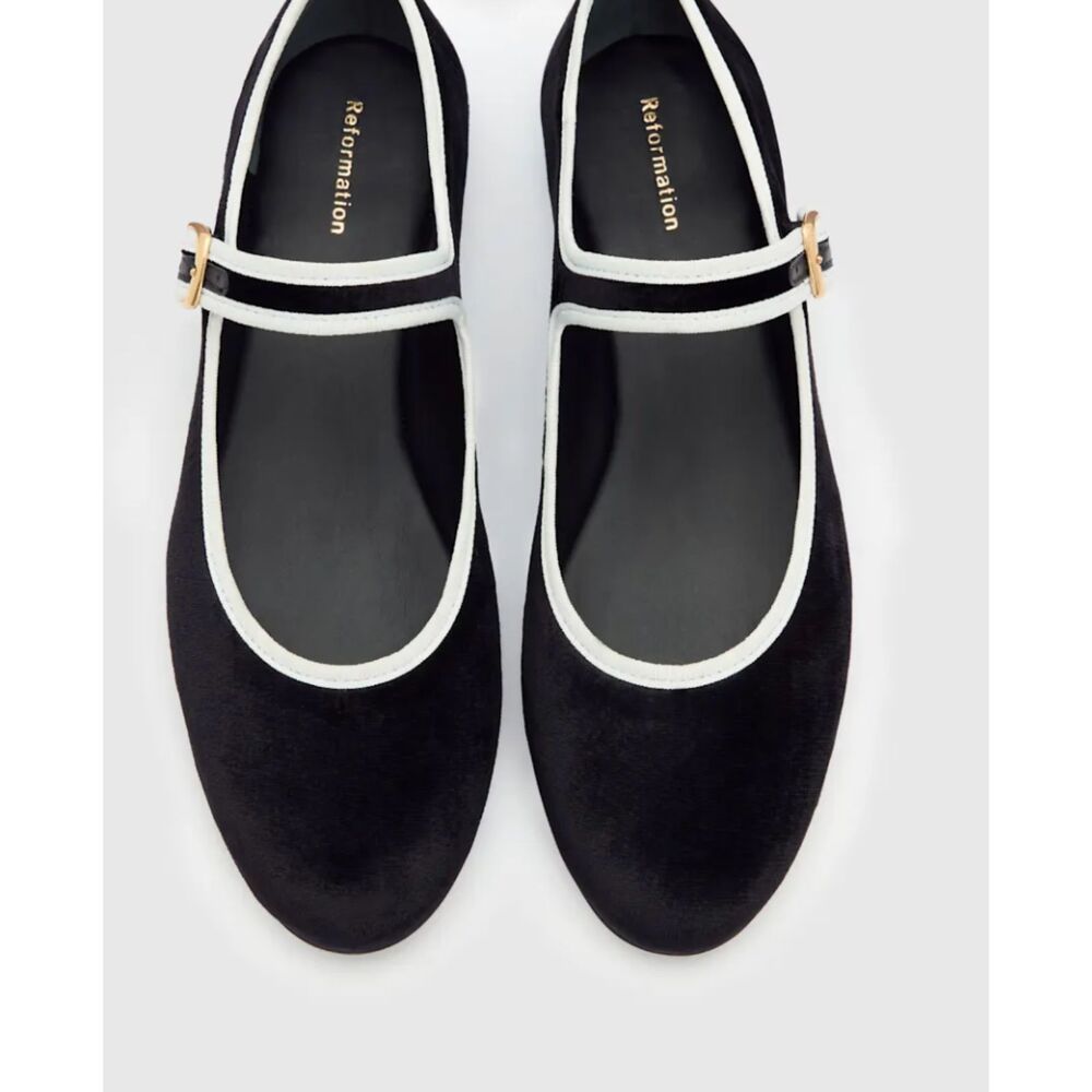 Reformation flats ballet flats -original 240 Available on Depop more affordably.